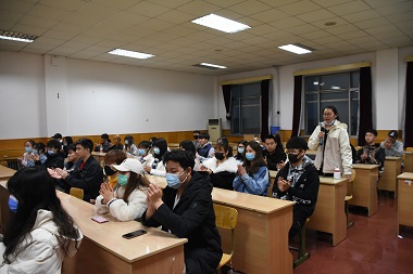 学生代表张嘉欣发言.jpg