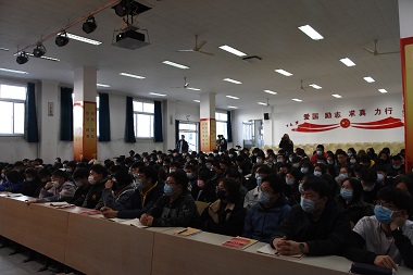 同学们在认真听讲.jpg