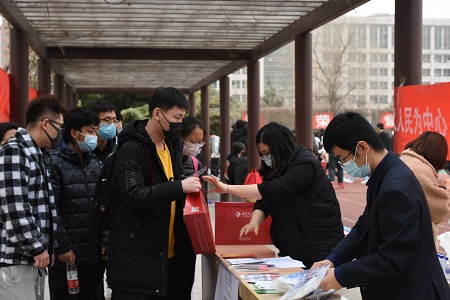 发放宣传材料.jpg