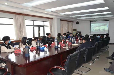 参加座谈会.jpg