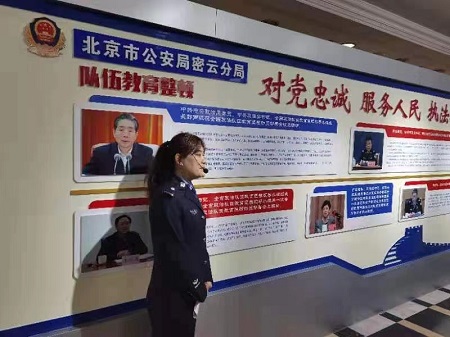 参观党史教育墙.jpg